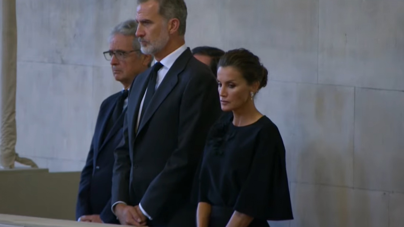 Los reyes visitan la capilla ardiente de Isabel II. BBC