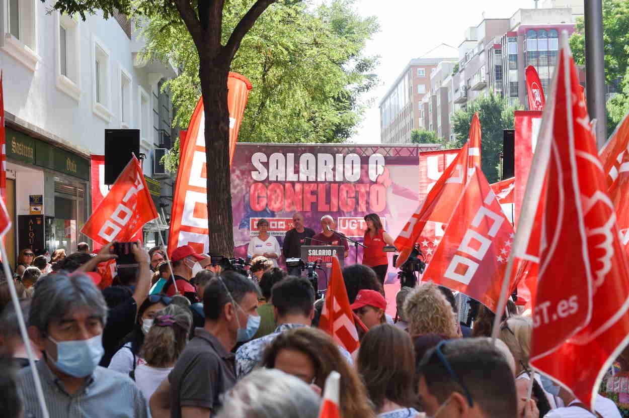 Concentración convocada por CCOO y UGT para exigir salarios dignos frente a la sede de la CEOE. EP