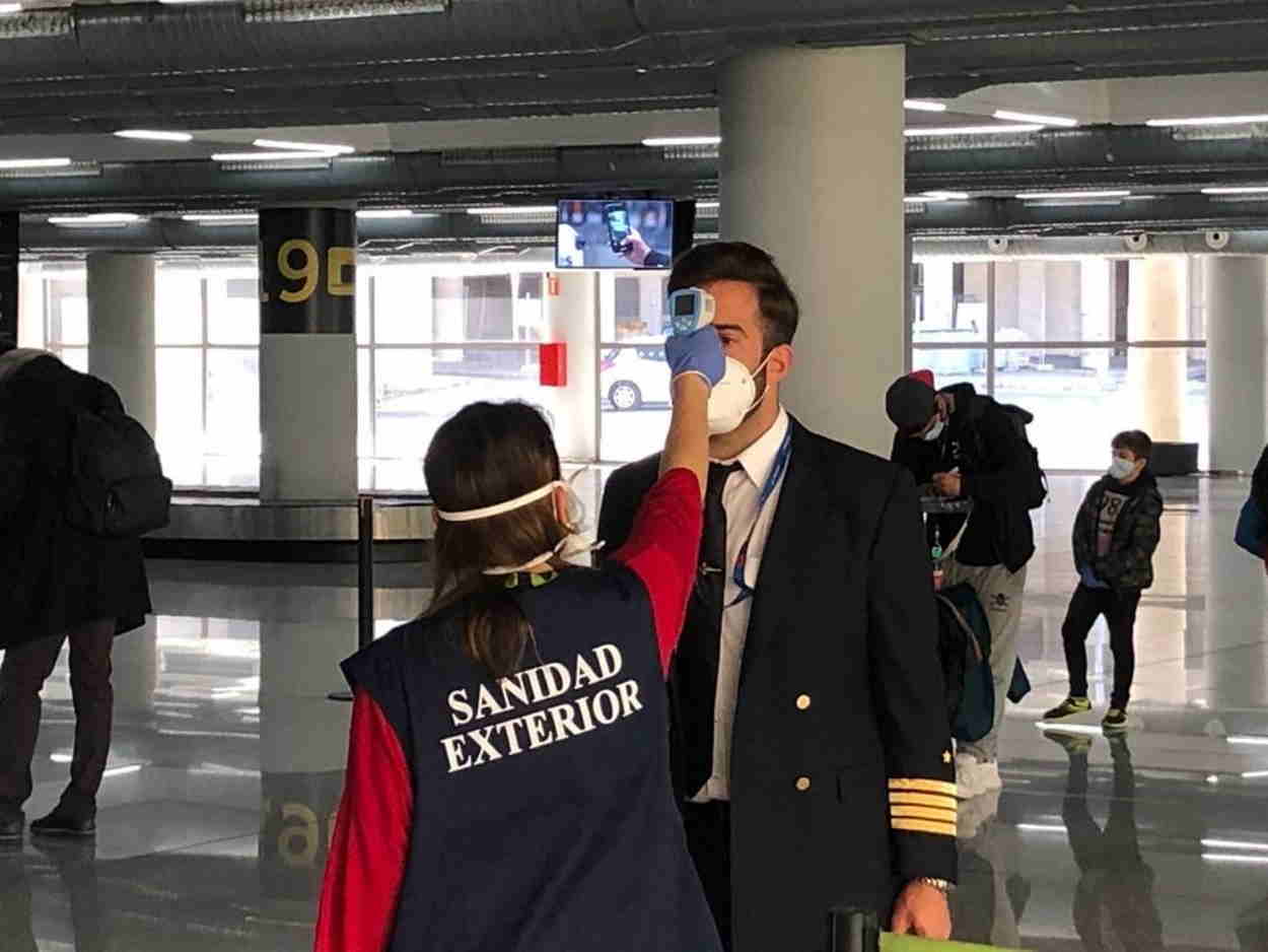 Controles de temperatura en el aeropuerto de Son Sant Joan de Palma. EP