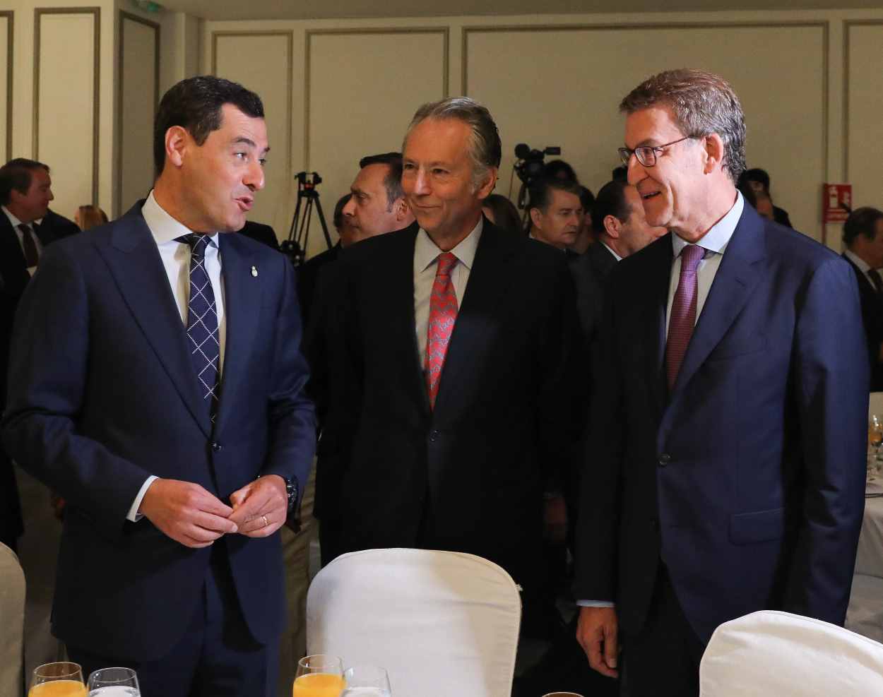 (I D) El presidente de la Junta de Andalucía, Juanma Moreno; el presidente del Grupo Joly, José Joly y el presidente del PP, Alberto Núñez Feijóo
