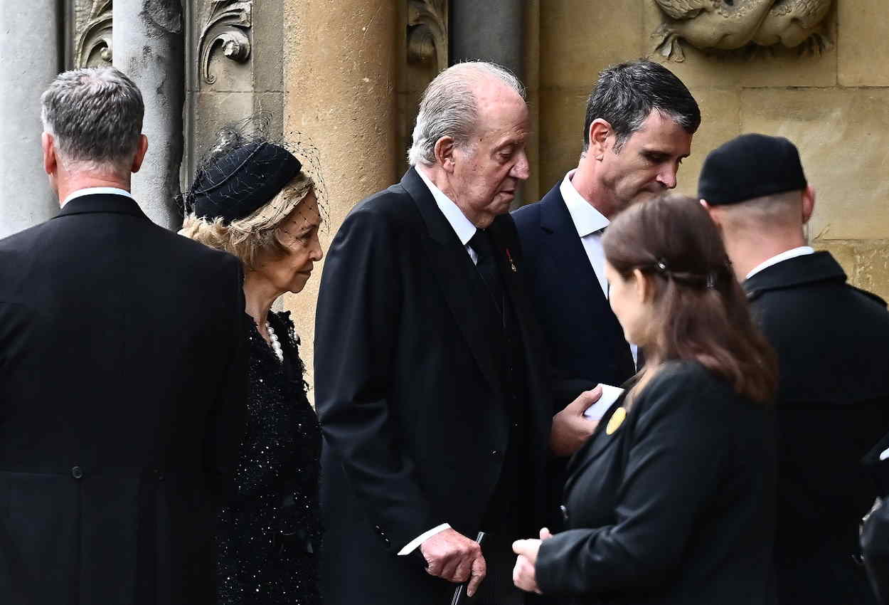 El momento en que Juan Carlos I hace reír a Doña Sofía en el funeral de Isabel II