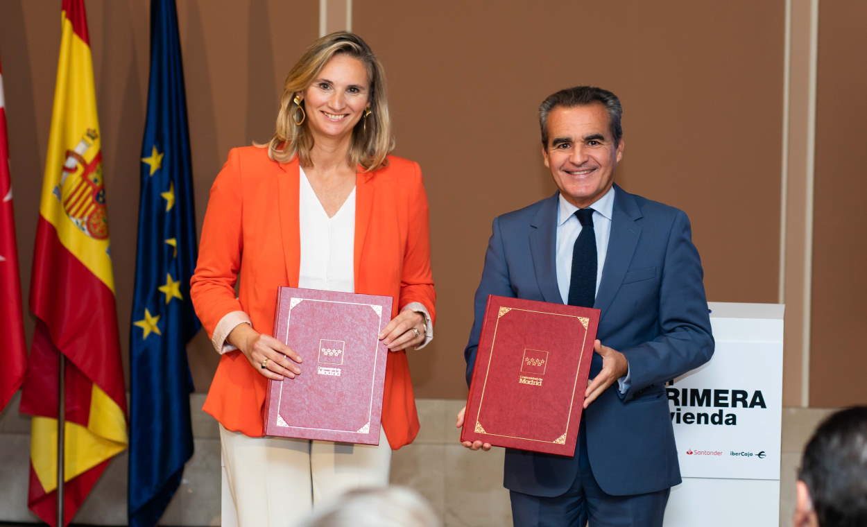 Paloma Martín, consejera de Medio Ambiente, Vivienda y Agricultura de la Comunidad de Madrid; y Rafael Herrador, director territorial de Madrid Metropolitana de CaixaBank