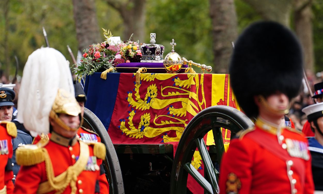 Cortejo fúnebre de la reina Isabel II de camino al Castillo de Windsor. EP.