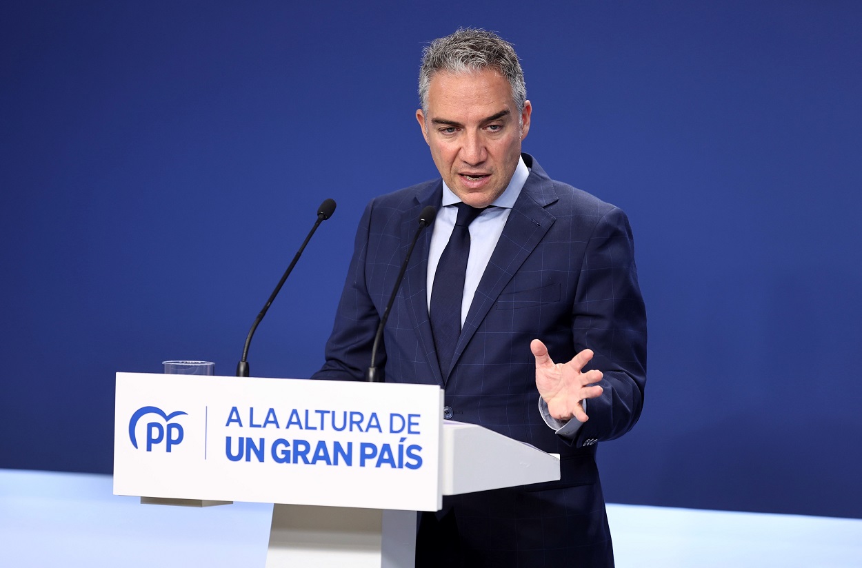 El coordinador General del PP, Elías Bendodo, durante una rueda de prensa posterior al Comité de Dirección del PP. EP.