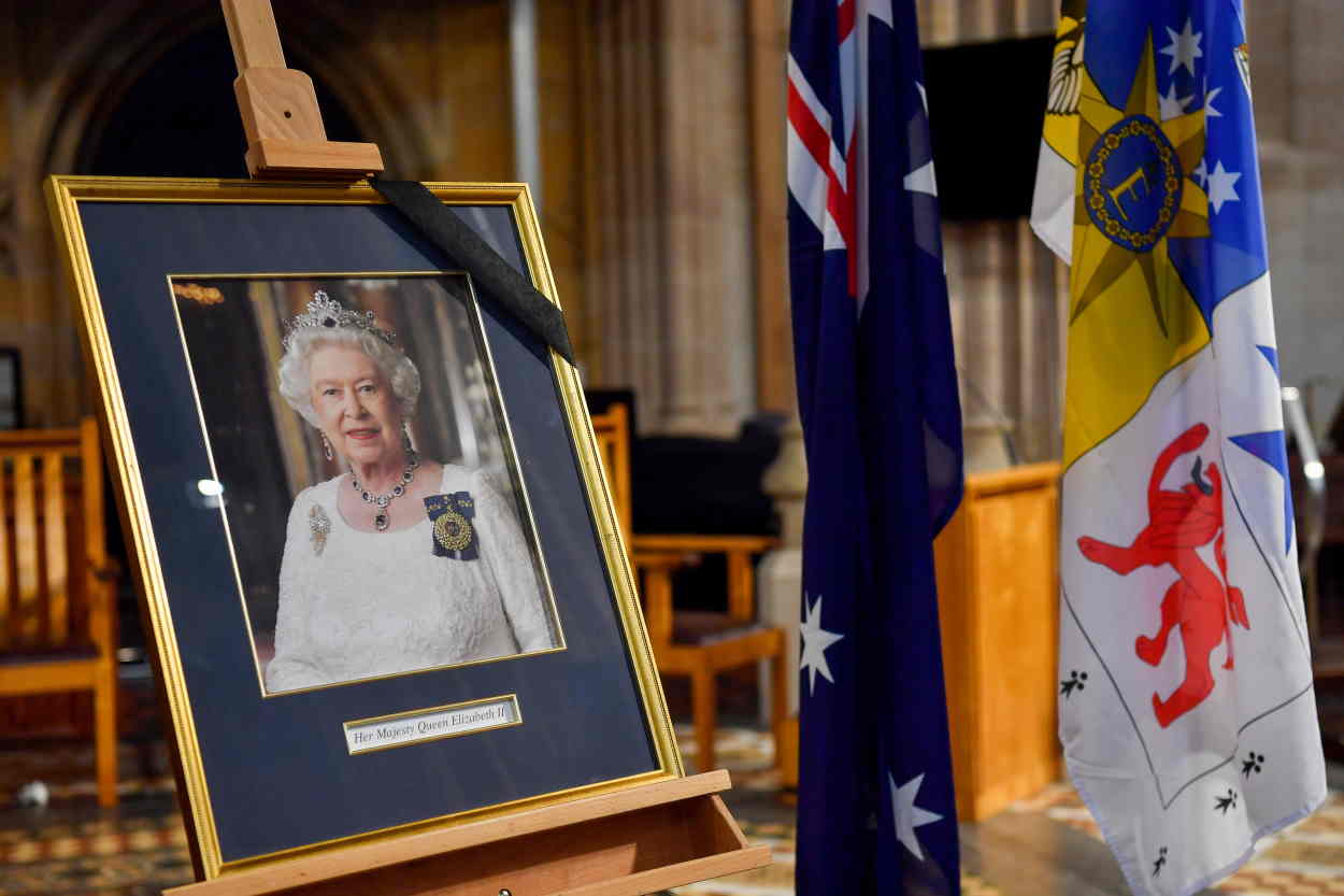 Imagen conmemorativa por la muerte de Isabel II expuesta en la catedral de San Andrés en Sydney. Europa Press