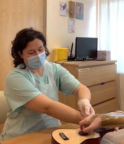 Ana Pessoa en una intervención de Musicoterapia en el hospital donde trabaja