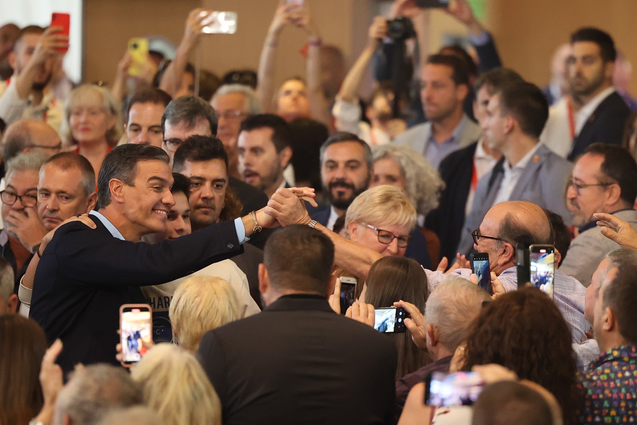 Pedro Sánchez saludando a compañeros en un acto de partido. EP