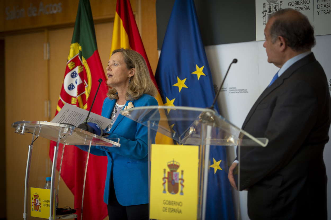 La vicepresidenta primera y ministra de Asuntos Económicos y Transformación Digital, Nadia Calviño y el ministro de Economía y Mar de Portugal, Antonio Costa Silva. EP