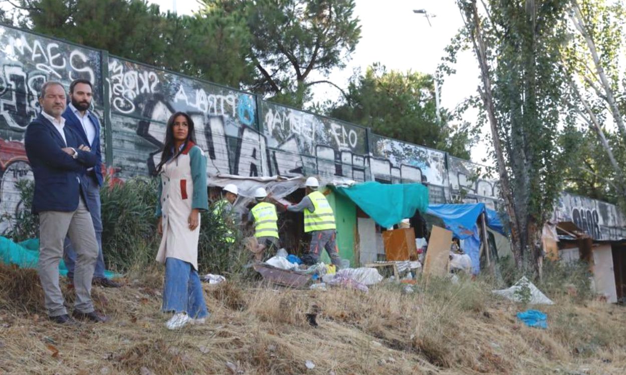 La vicealcaldesa de Madrid, Begoña Villacís, en un barrio con chavolas.