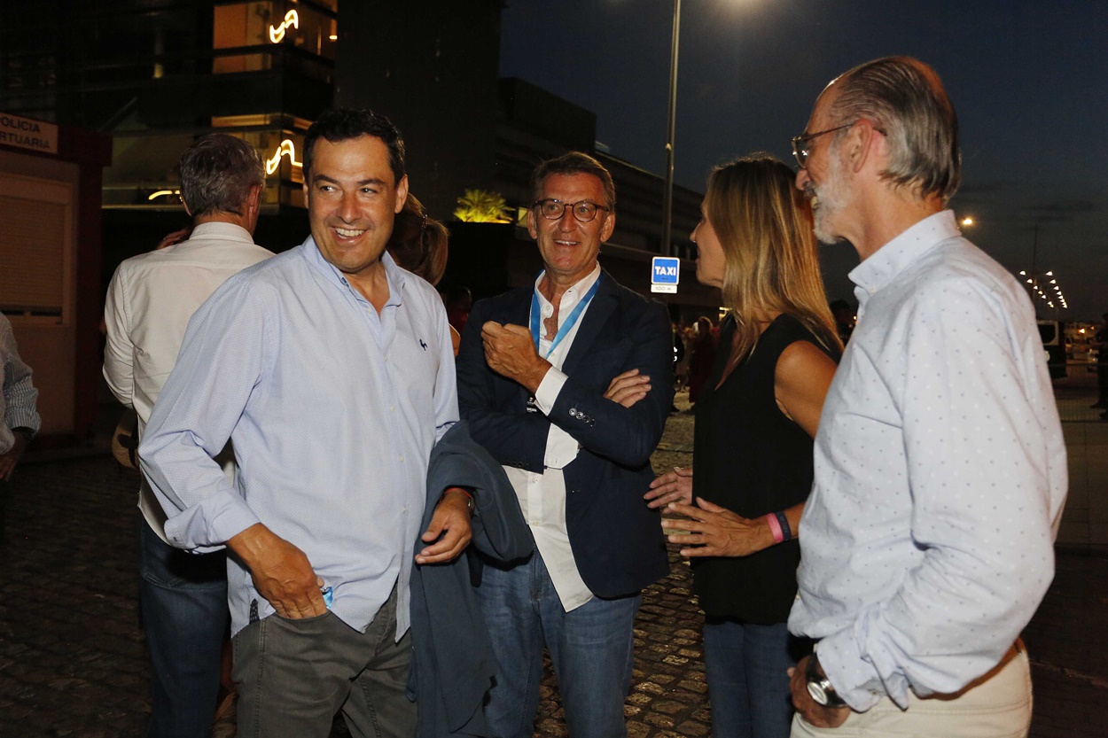 El presidente andaluz con Feijóo y Fernández-Tapias y Rueda de espalda en el polémico concierto de C Tangana en Vigo (Foto: Europa Press).