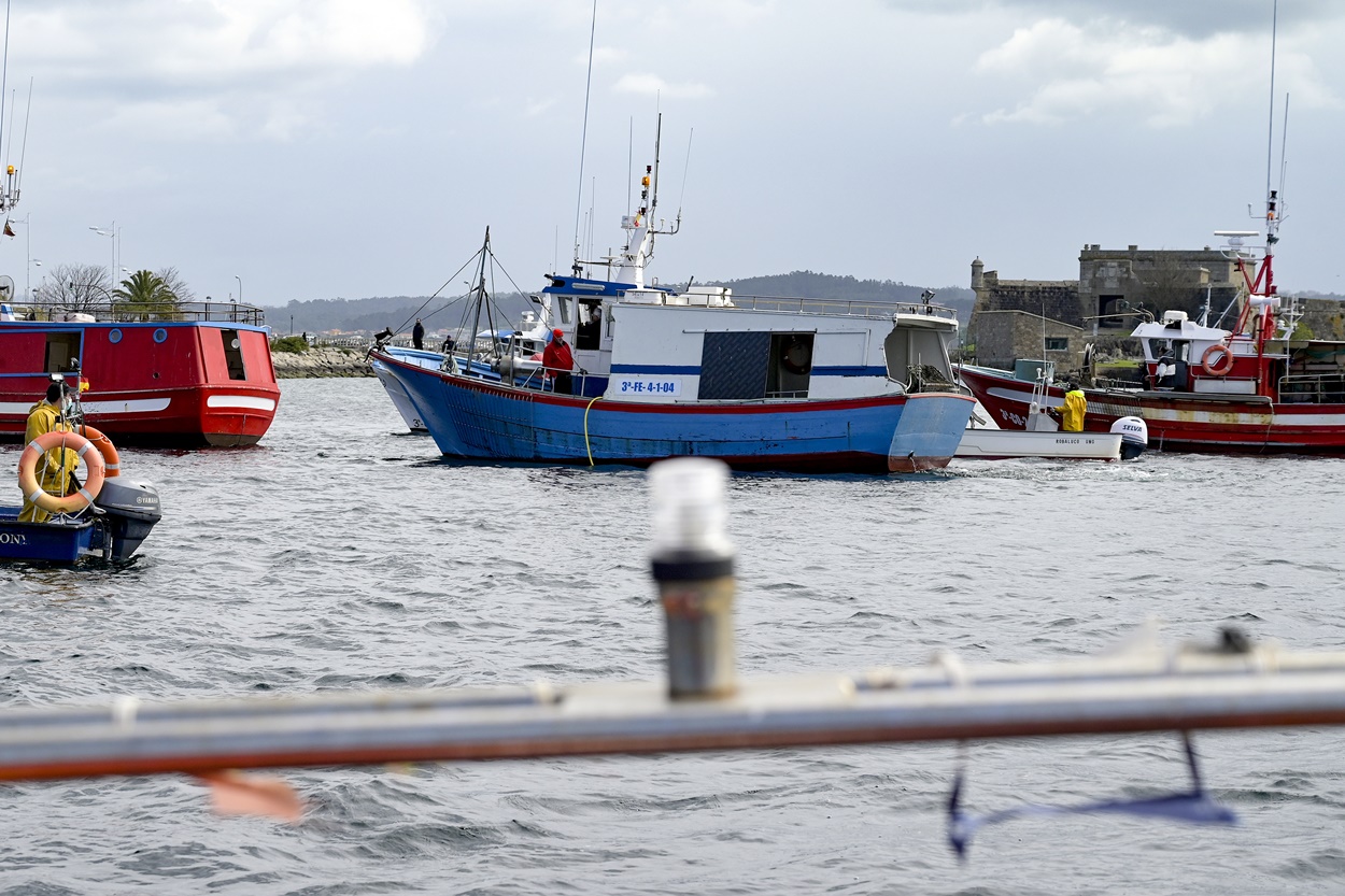 La pesca de arrastre gallega, en la imagen un barco dedicado a la extracción artesanal, no comparte el veto de Bruselas (Foto: Europa Press / Archivo).