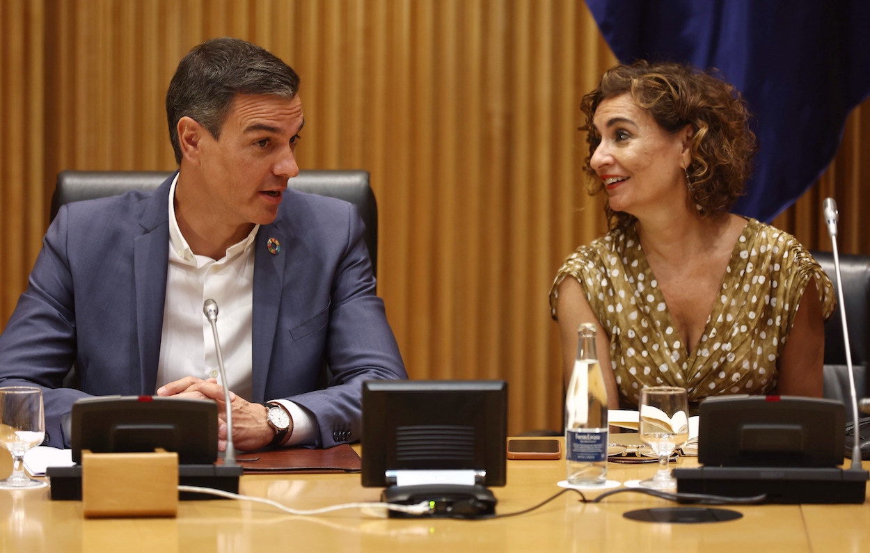 El presidente del Gobierno y secretario general del PSOE, Pedro Sánchez y la ministra de Hacienda y Función Pública, María Jesús Montero