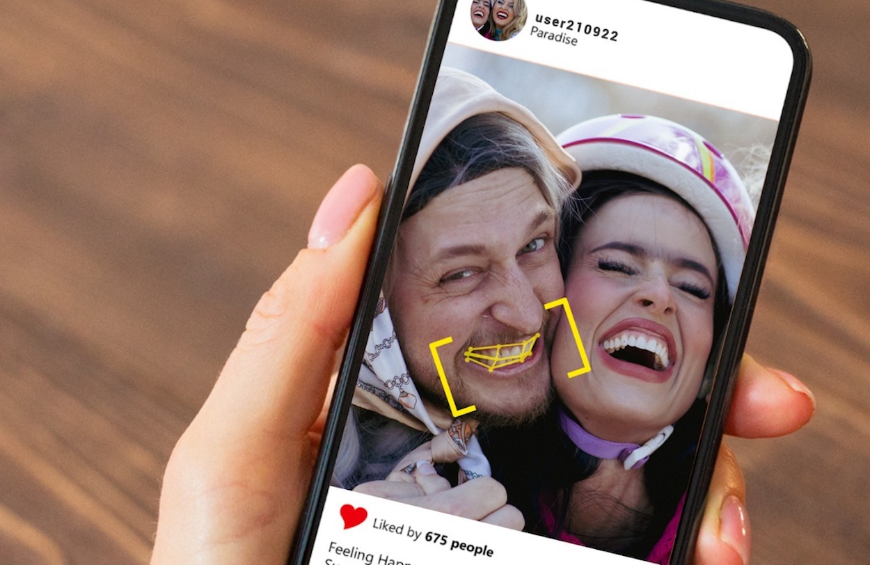 Imagen de una fotografía con personas sonriendo en una red social.