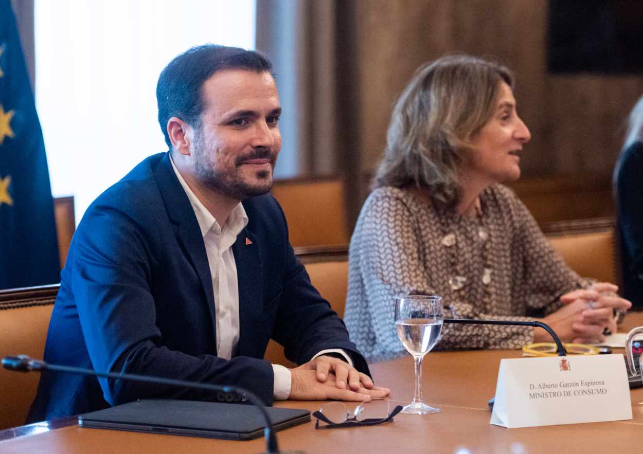 FACUA solicita una mayor transparencia en las facturas de la luz. En la imagen, la vicepresidenta del Gobierno y ministra para la Transición Ecológica y el Reto Demográfico, Teresa Ribera y el ministro de Consumo, Alberto Garzón. Europa Press