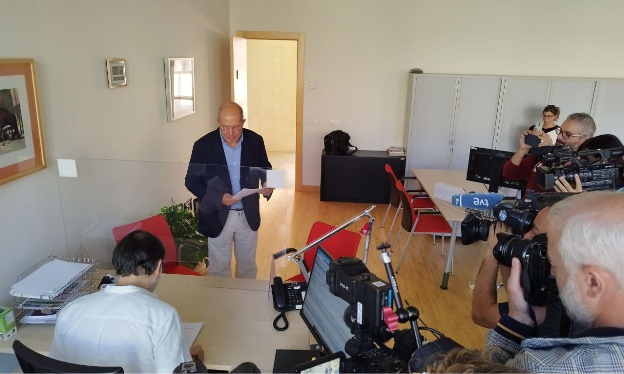 Francisco Igea (Cs)  registrando el escrito en el Parlamento de Castilla y León. Imagen cedida por Ciudadanos.