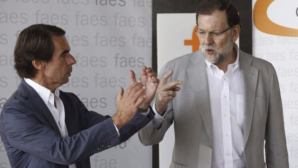 El presidente del Gobierno, Mariano Rajoy, y el presidente de FAES, José María Aznar