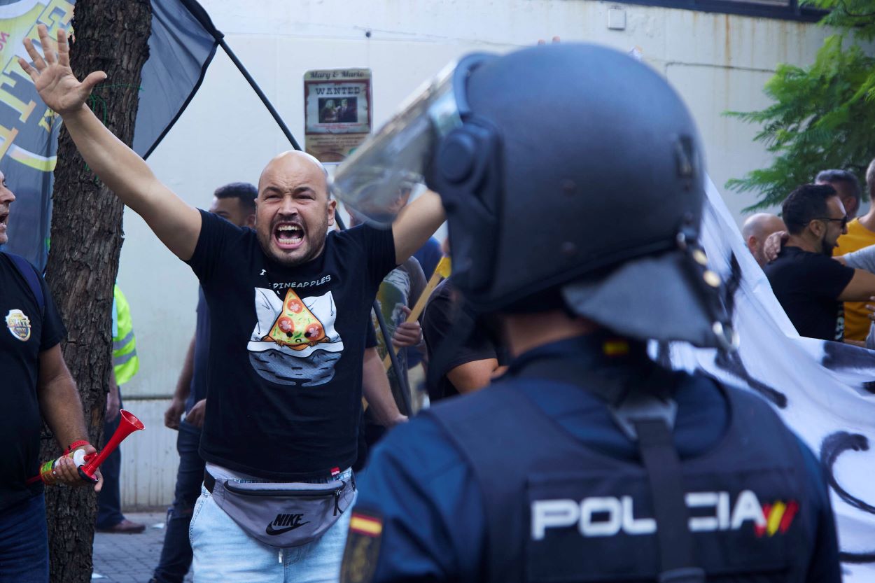 Un taxista grita delante de un policía durante la protesta del pasado día 15 frente a la Consejería de Fomento. JOAQUÍN CORCHERO/EP