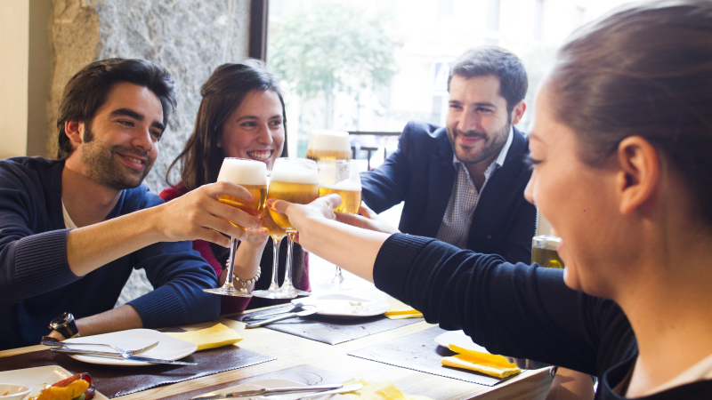 Gente brindando con cerveza. Cerveceros de España