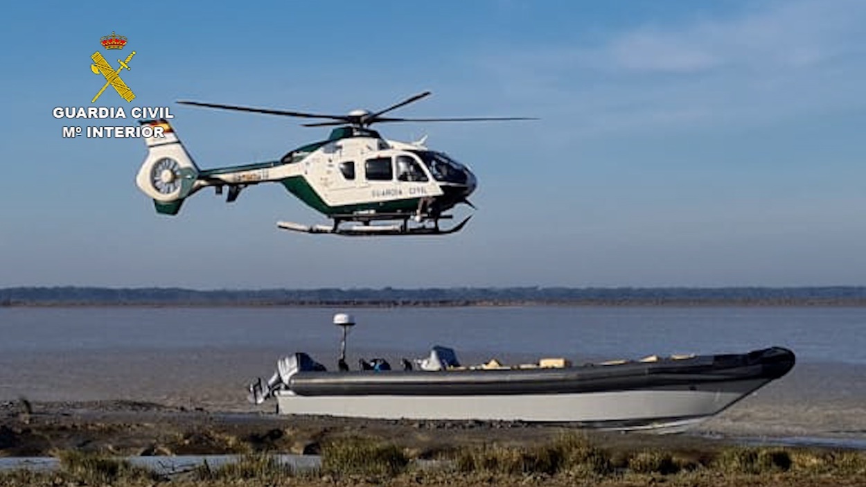 Helicóptero de la Guardia Civil sobre una embarcación incautada tras una operación contra el narcotráfico en Cádiz, por donde se introducía hachís usando también el río Guadalquivir.