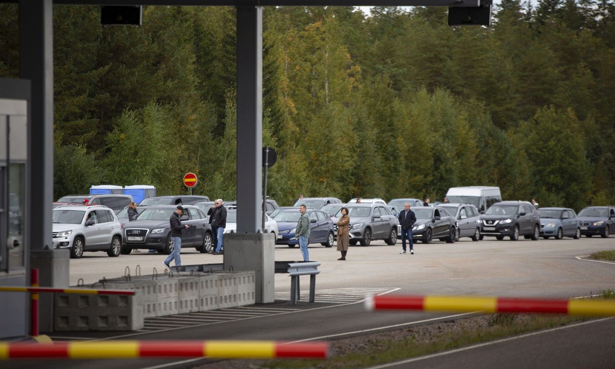 Ciudadanos rusos esperando a cruzar la frontera con Finlandia. EP.