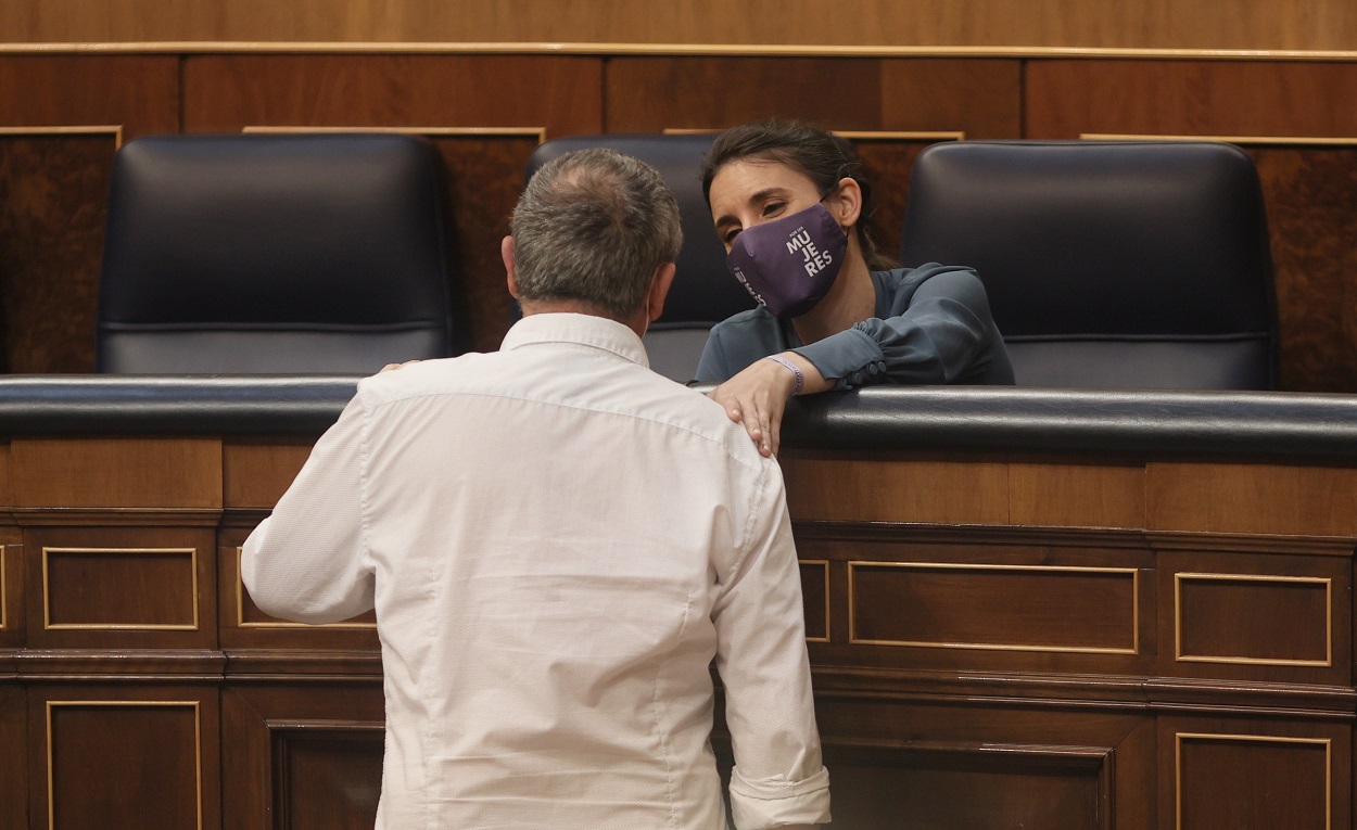 Joan Baldoví charla con Irene Montero en el Congreso, en una imagen de archivo. EP.