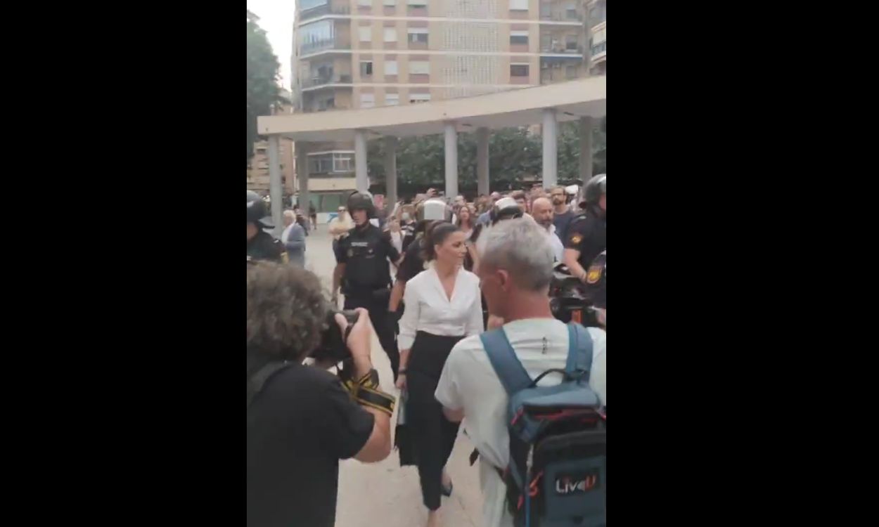 Macarena Olona recibida entre protestas en la Universidad de Murcia. Redes Sociales.