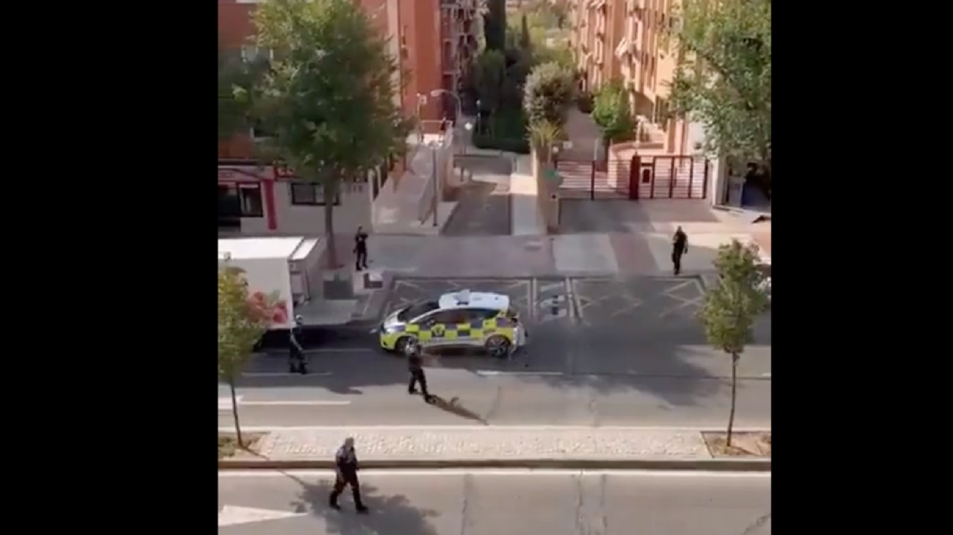 VÍDEO| Enorme tensión entre la policía y un hombre con cuchillo en mano en Alcobendas (Madrid). 