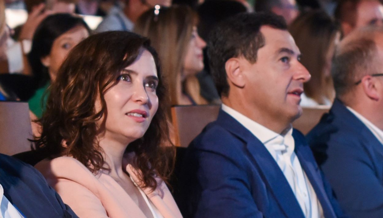 Isabel Diaz Ayuso y Juan Manuel Moreno, en un acto del PP en Toledo. GUSTAVO VALENTE/EP