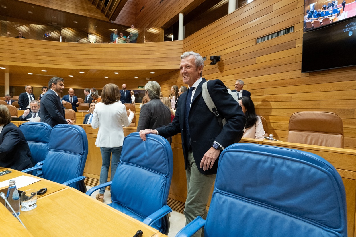 El presidente gallego, Alfonso Rueda, en una sesión de control en el Parlamento regional (Foto: Xunta de Galicia).