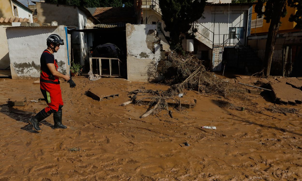 Un bombero en una calle inundada de barro tras la tormenta, en la pedanía de Javalí Viejo (Murcia). EP.