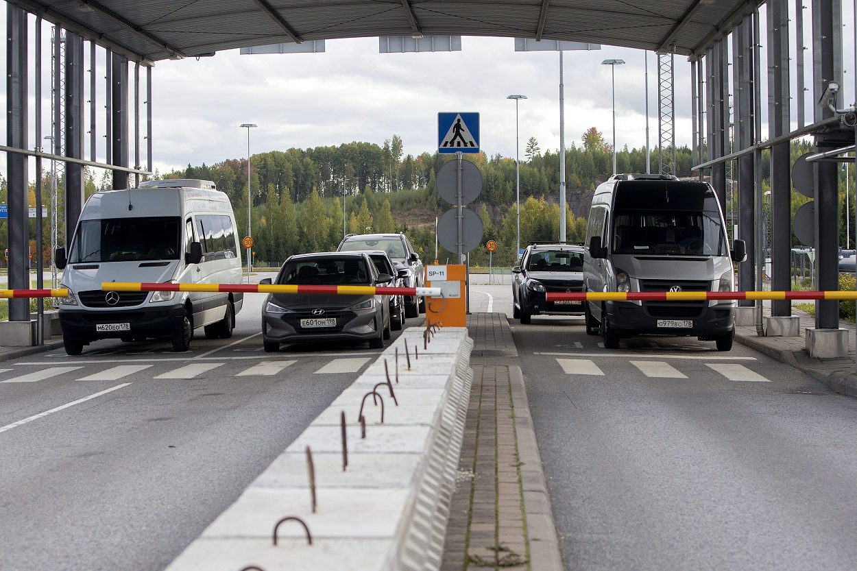 Imagen de recurso de varios coches en la frontera entre Rusia y Finlandia. EP.