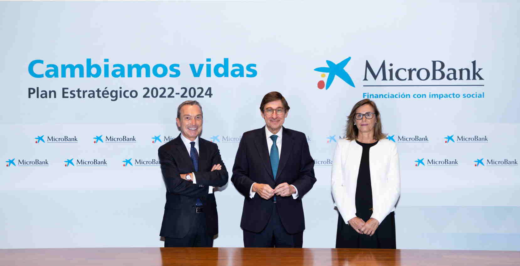Juan Carlos Gallego, presidente de MicroBank; José Ignacio Goirigolzarri, presidente de CaixaBank; y Cristina González Viu, directora general de MicroBank.