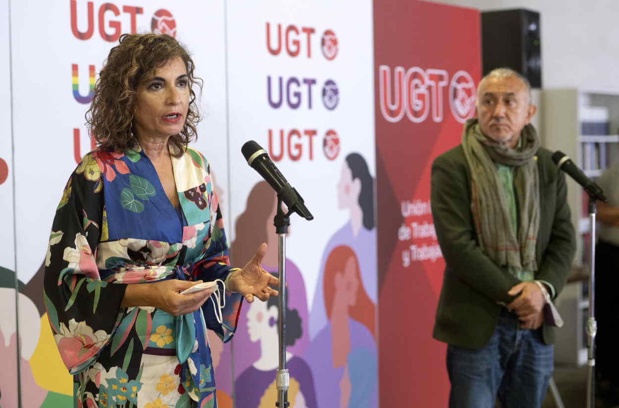 La ministra de Hacienda, Maria Jesús Montero, y el secretario general de UGT, Pepe Álvarez, en una rueda de prensa tras entregar los Presupuestos Generales del Estado (PGE) del pasado año. EP