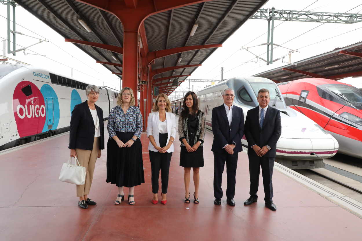 La directora general de Ouigo España, la presidenta de Adif, la ministra de Transportes, la secretaria de Estado de Infraestructuras, el presidente de Renfe y el presidente de Iryo. EP