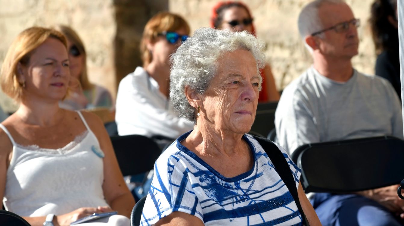 Asistente escuchando la charla en una de las maratones de Siempre Acompañados