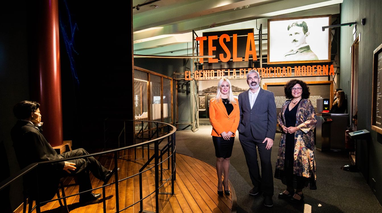 La directora del Nikola Tesla Museum, Ivona Jevtic; el director corporativo del Área de Cultura y Ciencia de la Fundación ”la Caixa”, Ignasi Miró, y la directora de CaixaForum Madrid, Isabel P. Fuentes