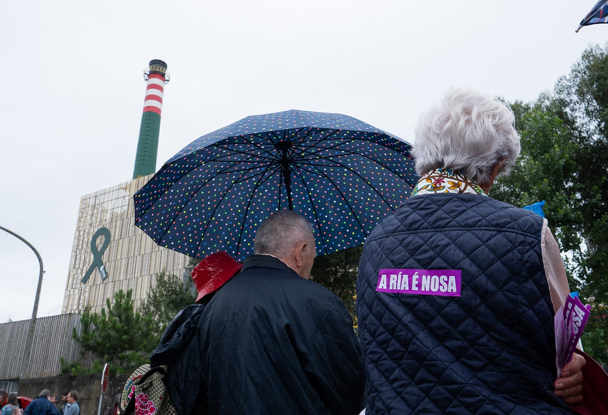 Galicia formará parte de un proyecto europeo en materia de cambio climático. En la imagen, la última protesta celebrada en junio pasado ante la fábrica de Ence de Pontevedra por el vertido de mercurio a la ría (Foto: Europa Press).