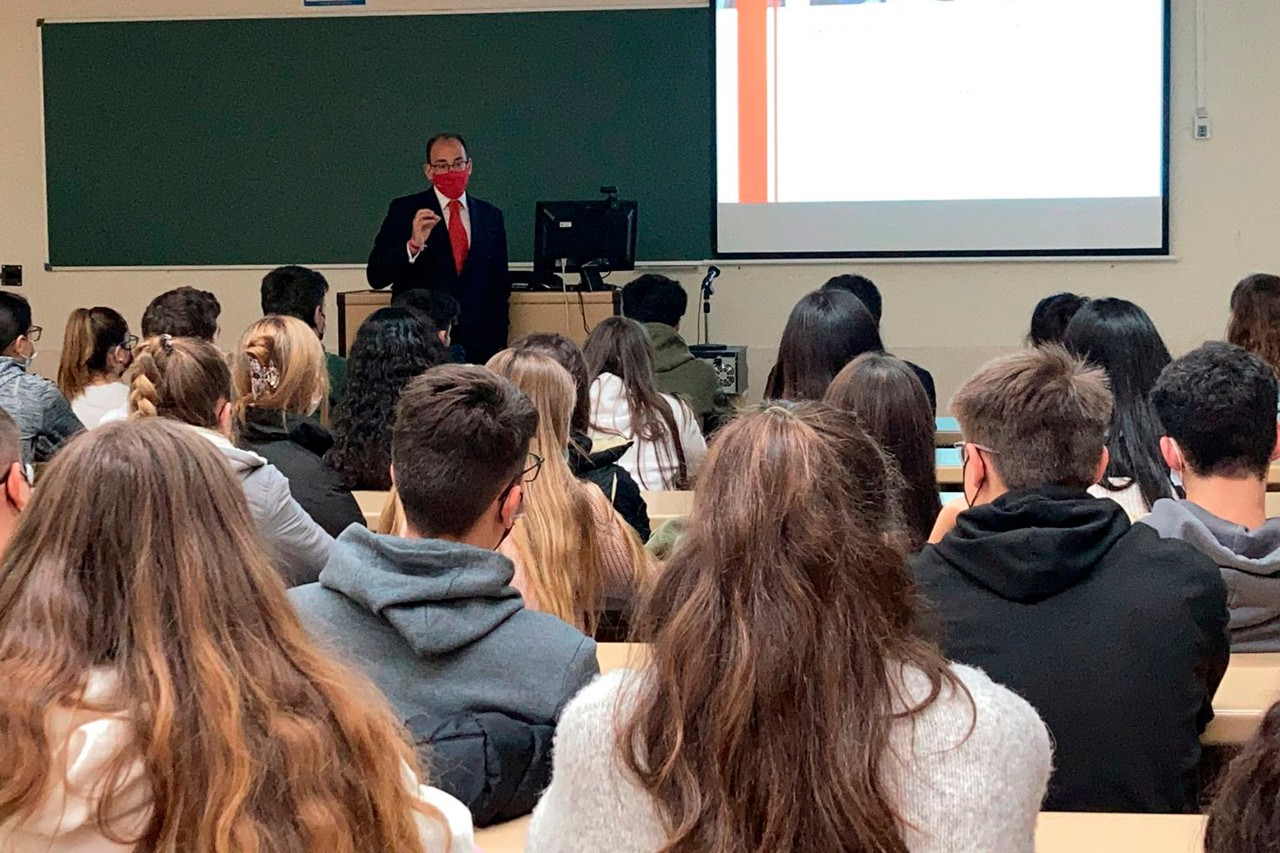 Un voluntario de Banco Santander ofrece educación financiera a adolescentes