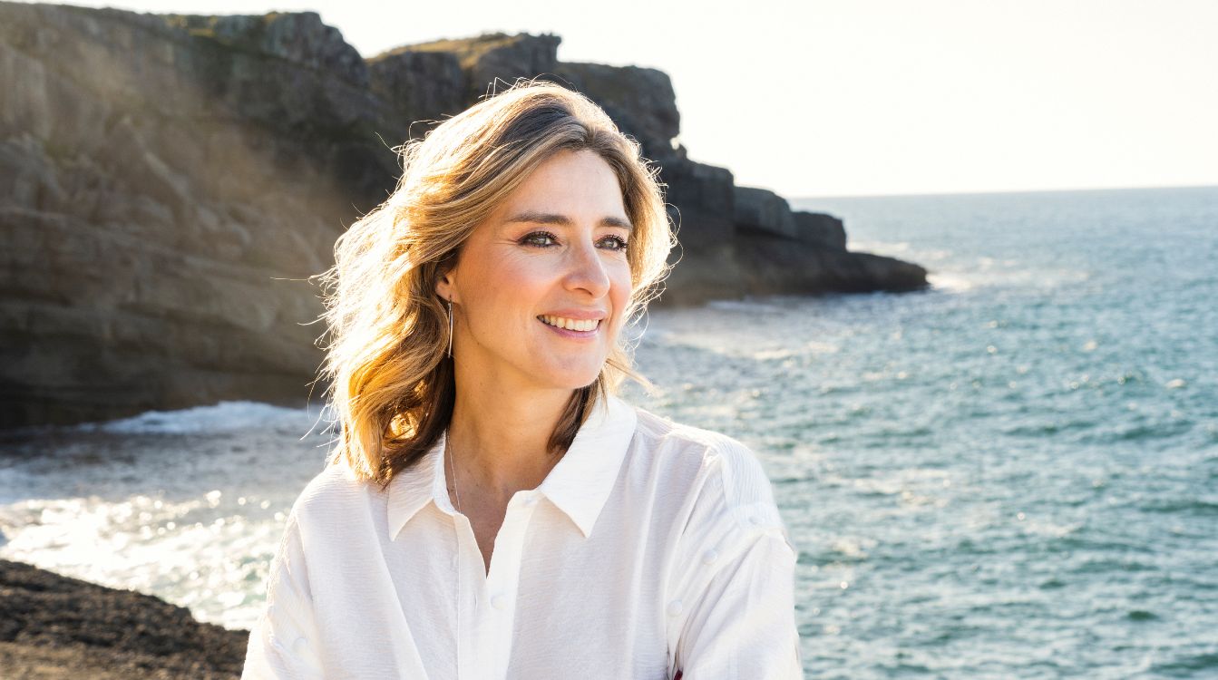 Sandra Barneda, en los acantilados de Ajo (Cantabria), el lugar en el que transcurre su última novela 'Las olas del tiempo perdido' (Carlos Ruiz B.k. - Contumaz Studio)