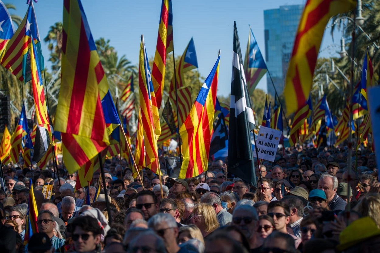 Manifestantes con banderas esteladas en Barcelona, a 1 de octubre de 2022. EP