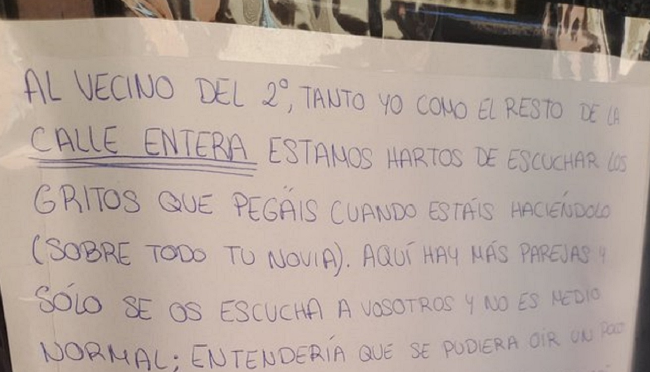 La nota de protesta, colgada en el portal del edificio. Twitter / @PeedroVidaal