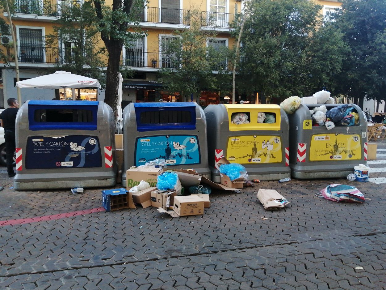 Contenedores desbordados en la Alameda de Sevilla.