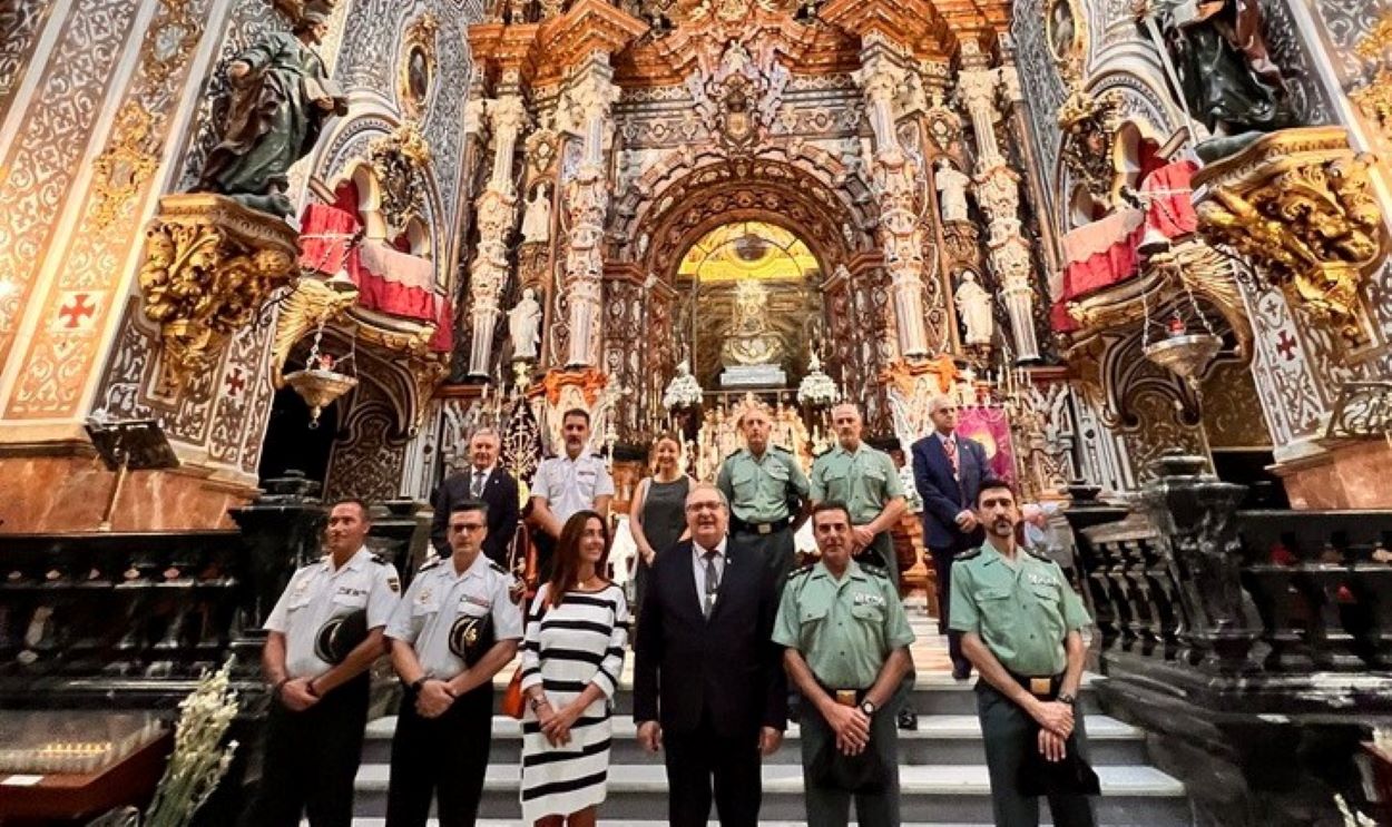 Policías y guardias civiles participan en un acto en honor de la Virgen de las Angustias. ANTONIO J. MEZCUA ROELAS/HERMANDAD DE LA VIRGEN DE LAS ANGUSTIAS