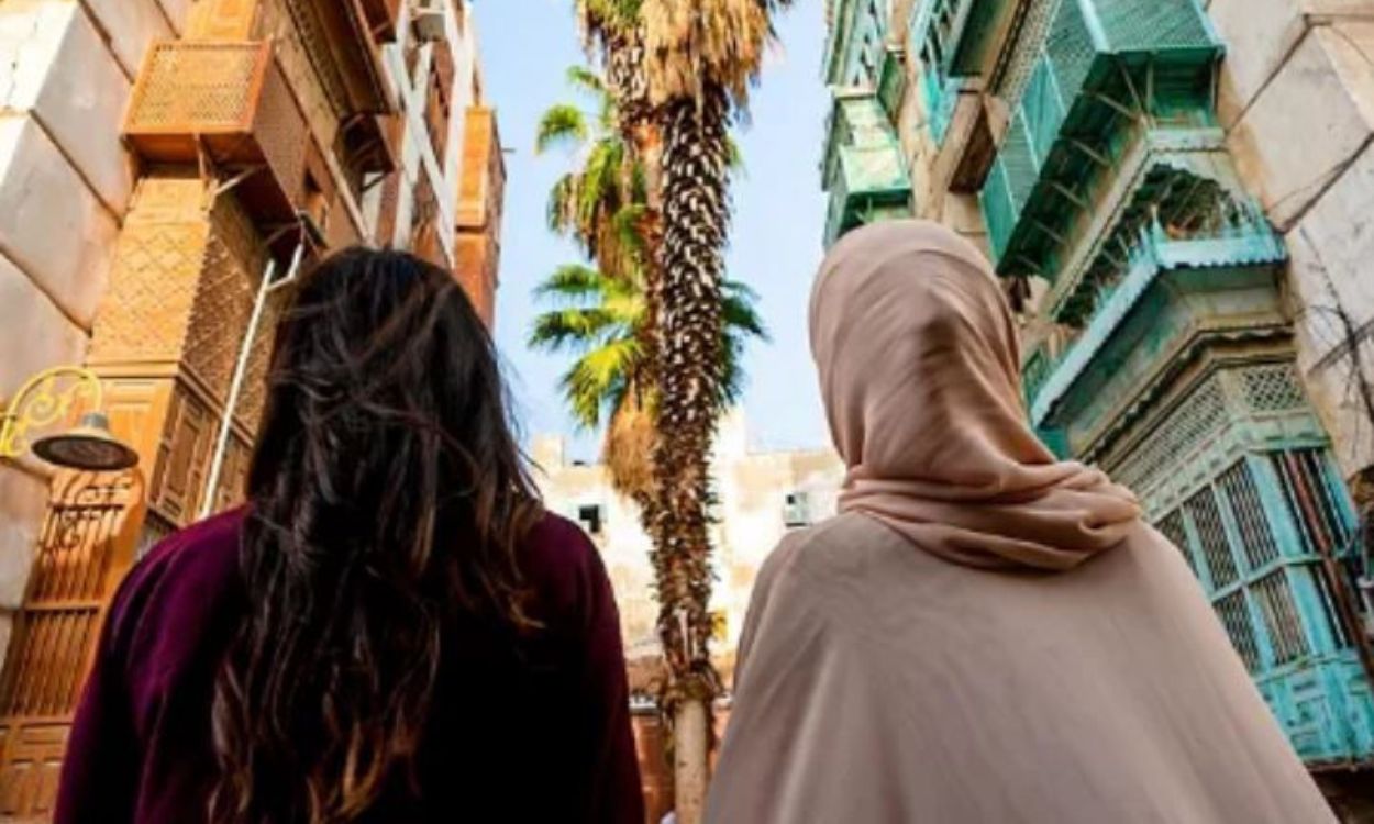 Imagen de dos mujeres en la ciudad Yida. Web de turismo de Arabia Saudí