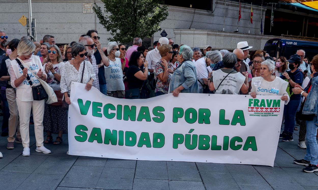 Manifestación por la sanidad pública y contra los recortes con el lema ‘Ayuso & CIA dan la estocada a la sanidad pública’ en la plaza del Callao, a 18 de septiembre de 2022, en Madrid