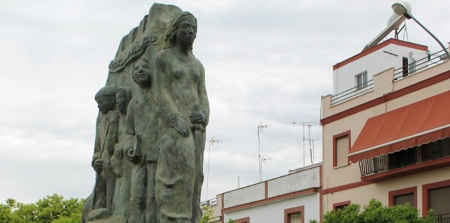 Con nocturnidad y alevosía, el alcalde de Coria retira de madrugada el monumento a las víctimas del franquismo