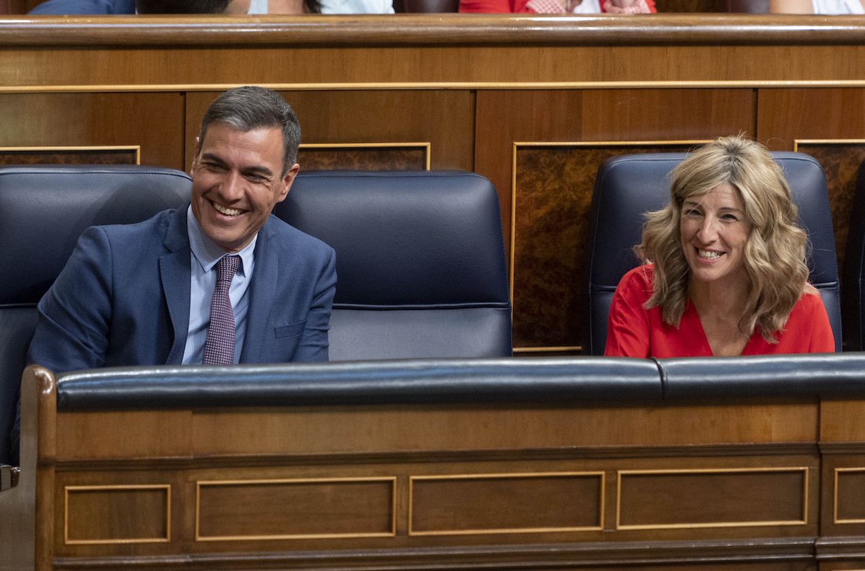 El presidente del Gobierno, Pedro Sánchez, y la vicepresidenta segunda y ministra de Trabajo y Economía Social, Yolanda Díaz, durante una sesión extraordinario en el Congreso de los Diputados
