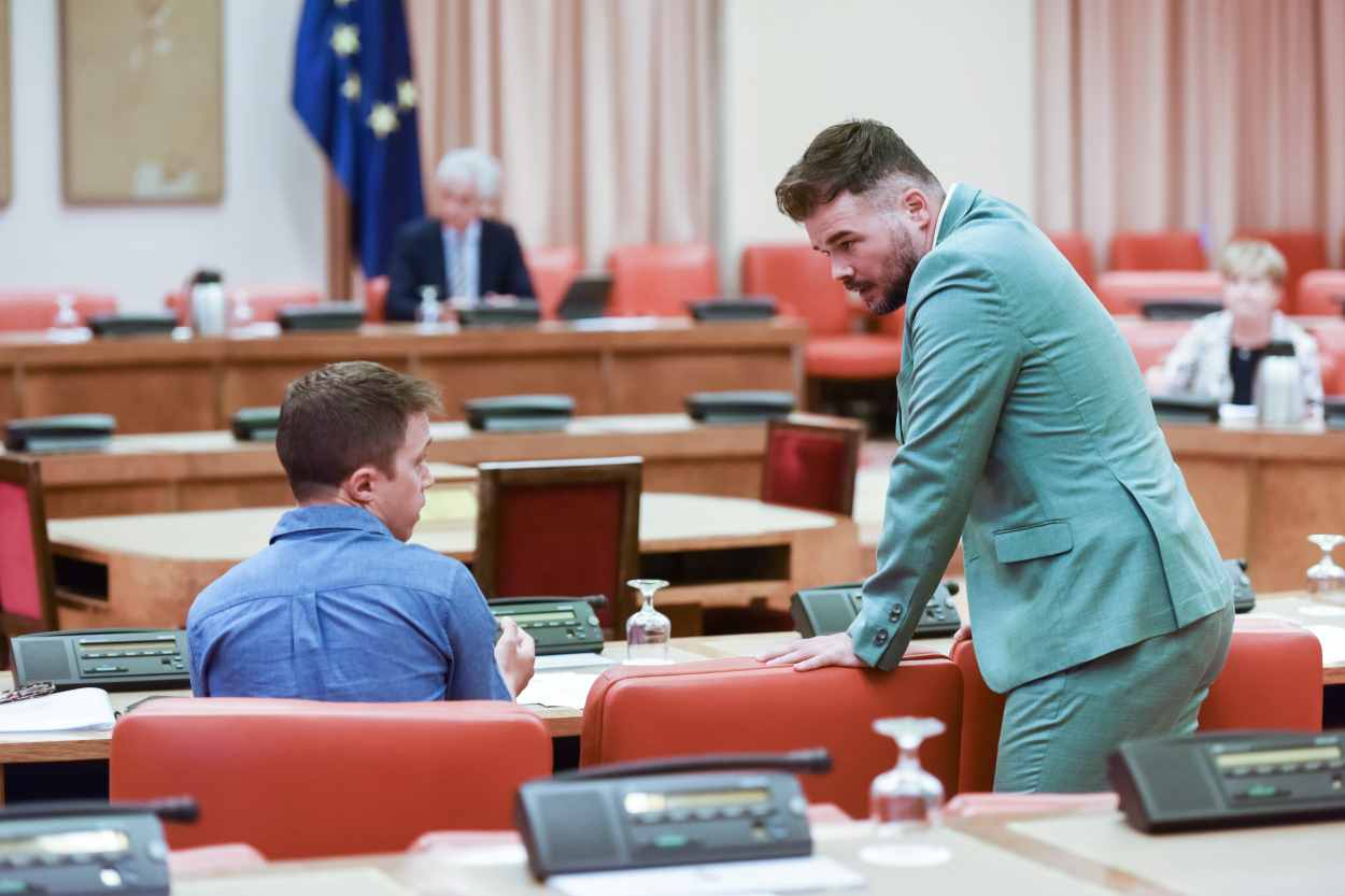 El líder de Más País, Iñigo Errejón (i), conversa con el portavoz de ERC en el Congreso de los Diputados, Gabriel Rufián (d), durante una reunión de Junta de Portavoces, en el Congreso de los Diputados