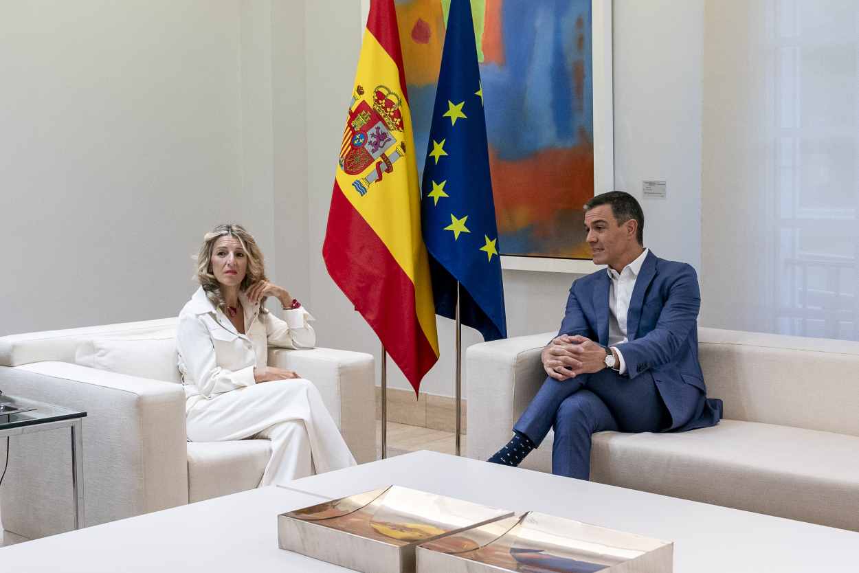 La vicepresidenta segunda y ministra de Trabajo, Yolanda Díaz y el presidente del Gobierno, Pedro Sánchez, durante un encuentro en el Palacio de La Moncloa
