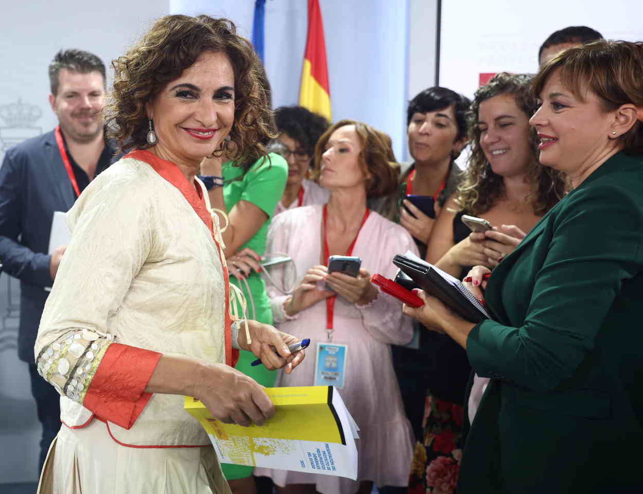 La ministra de Hacienda y Función Pública, María Jesús Montero, sostiene el libro de los Presupuestos Generales del Estado 2023. Europa Press